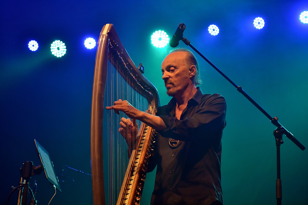 Alan Stivell, harpe celtique en main, sur scène en 2013